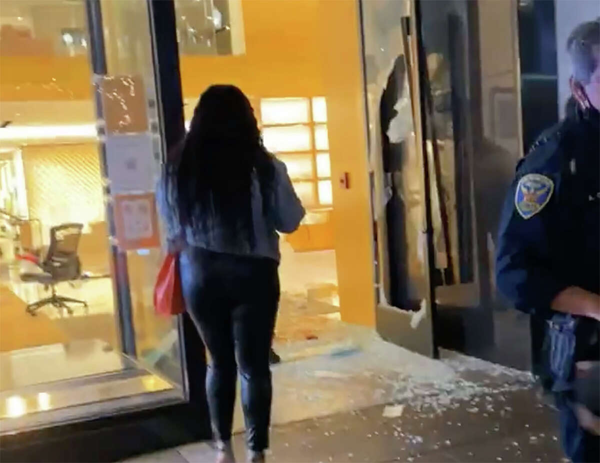 Cell phone footage taken during the aftermath of the recent strong arm robbery of the Louis Vuitton store in San Francisco's Union Square. 