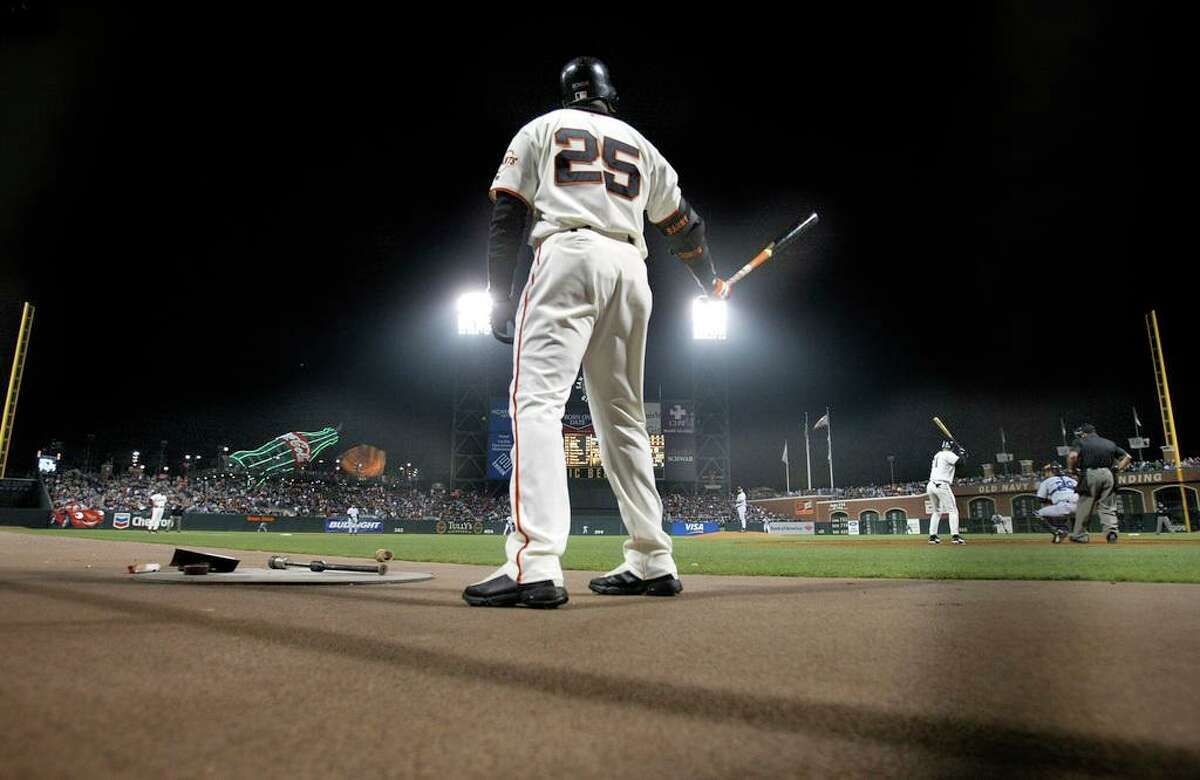 BONDS2-C-12JUL02-SP-MAC Obligations sur le pont lors d'un récent match contre les Rocheuses. Le cogneur des Giants de San Francisco Barry Bonds à la poursuite de la marque de tous les temps à l'approche de 600. Il se situe maintenant à la 4e place derrière Aaron, Ruth et Mays. de Michael Macor/La Chronique