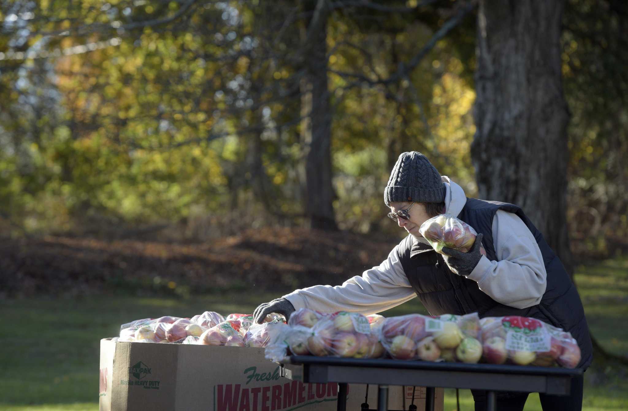 'We're here to help:' Ridgefield Social Services assists hundreds with food insecurity - Vimarsana News