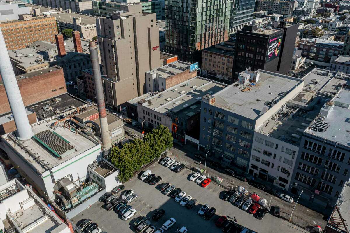 停车场在旧金山469年史蒂文森圣目前用作Nordstrom停车场服务。提出房地产开发有死亡,但宪章修正案旨在选民今年秋天可能简化住房这样的项目的过程。