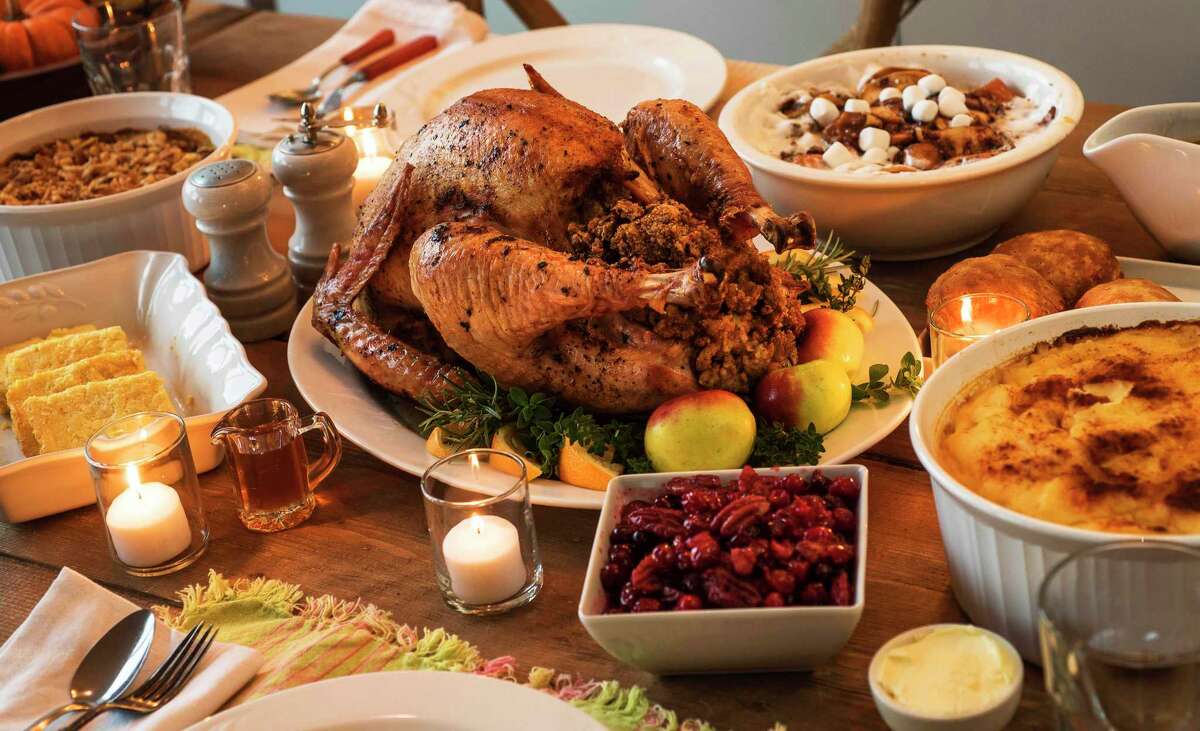 These places are giving free meals and turkeys for Thanksgiving