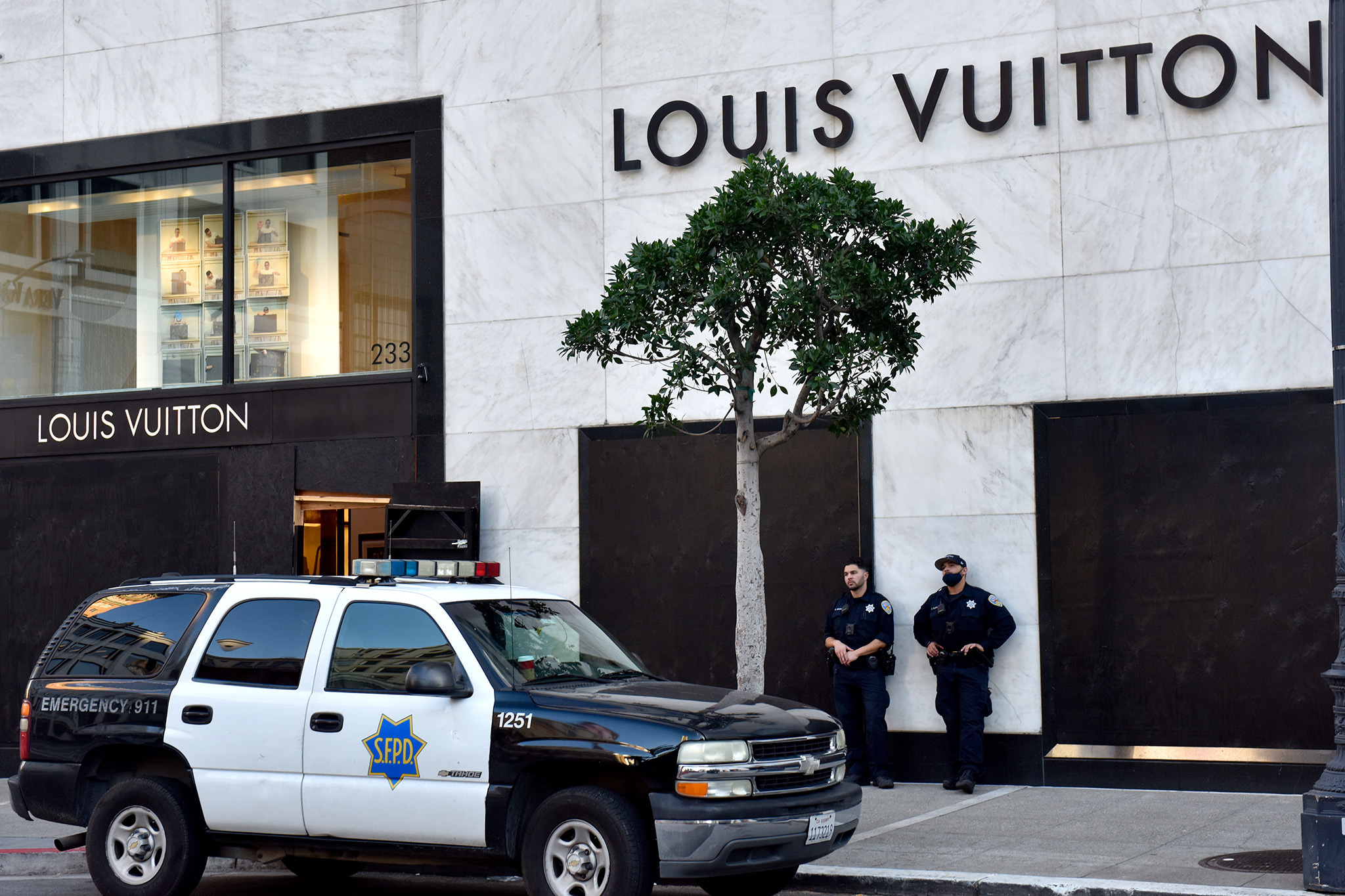 Video shows San Francisco's Union Square Louis Vuitton store after it was  'emptied out' by thieves 