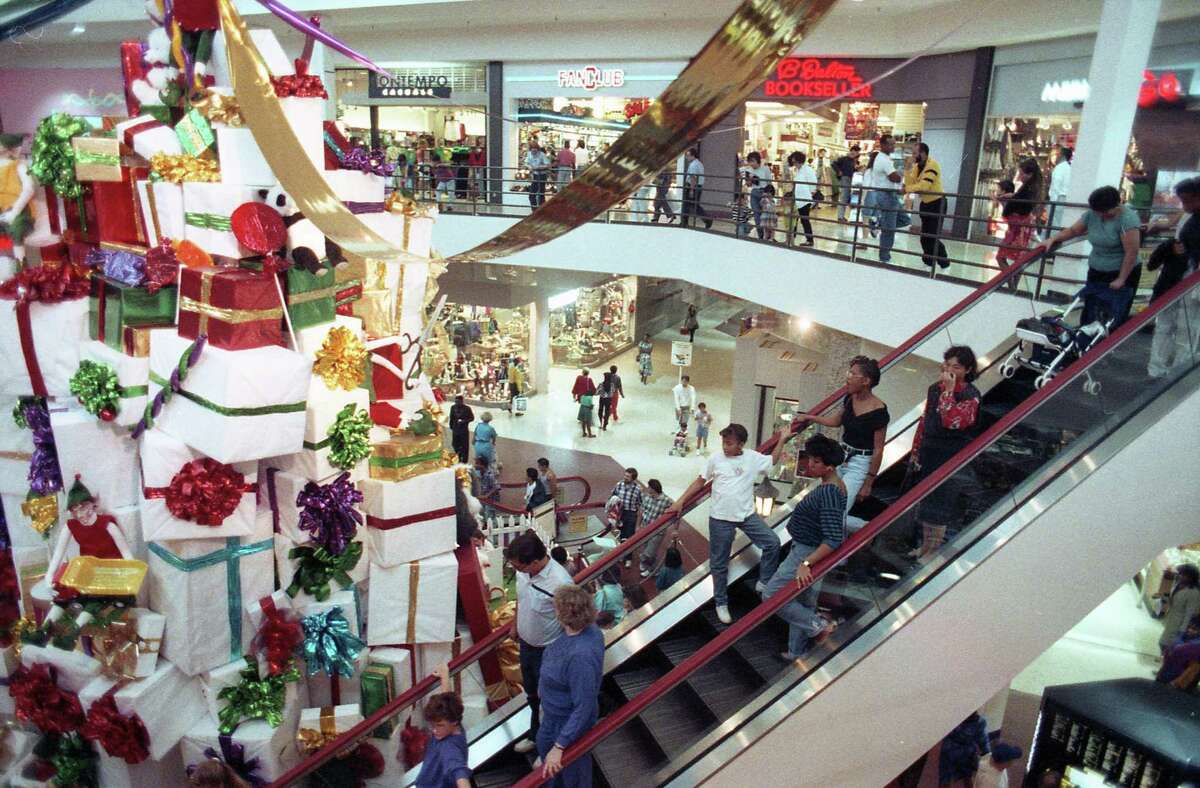 Shoppers at Sharpstown Mall the day after Thanksgiving, Nov. 29, 1991.