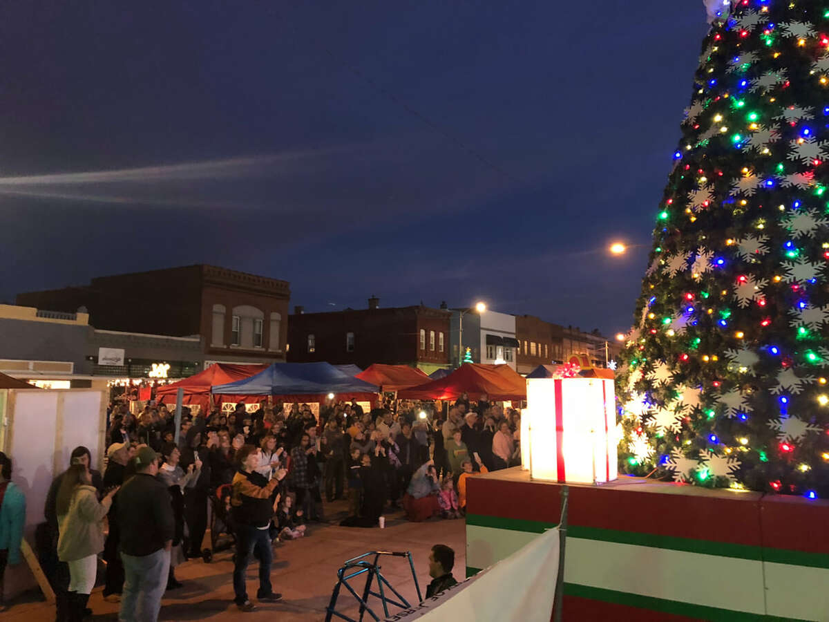 This 2018 photo shows visitors at Jerseyville’s Downtown Country Christmas Festival. The 7th annunal event will start at 9 a.m. Saturday, Nov. 27, mainly in City Center Park and Dolan Park.