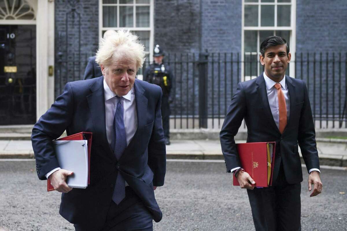 Boris Johnson, U.K. prime minister, left, and Rishi Sunak, U.K. chancellor of the exchequer, right, arrive for a weekly meeting of cabinet ministers in London on Oct. 13, 2020.