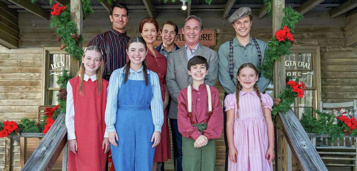 Narrator Richard Thomas, middle top row, is flanked by the cast of “The Waltons: Homecoming.”