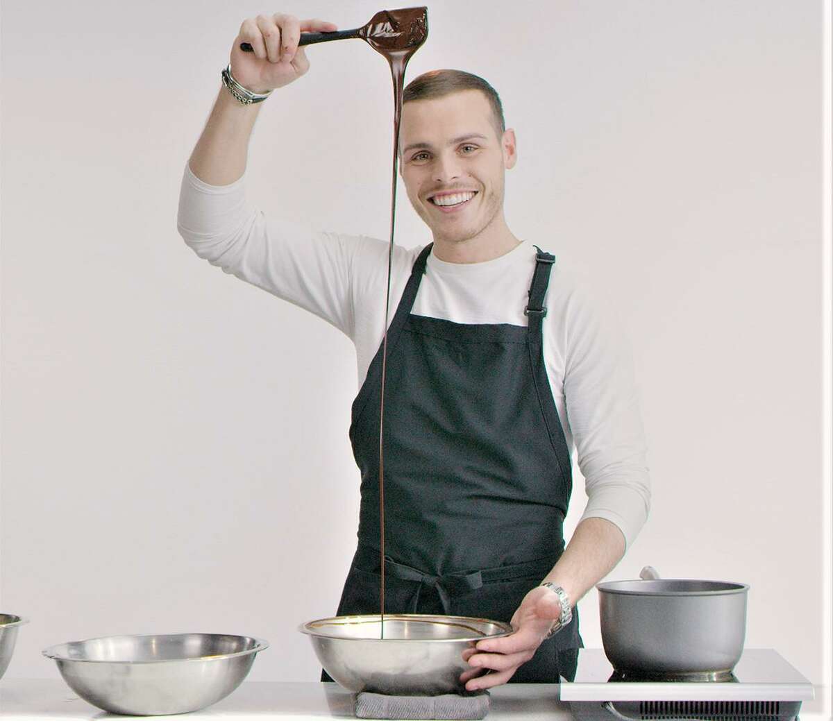 Le chef Amaury Guichon nous couvre de bonté chocolatée dans « L'école du chocolat ».