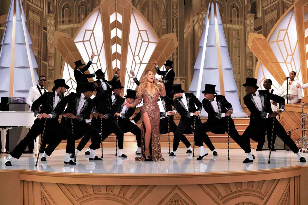 Mariah Carey est accompagnée d'un entourage masculin alors qu'elle interprète ses nombreux succès de vacances dans 