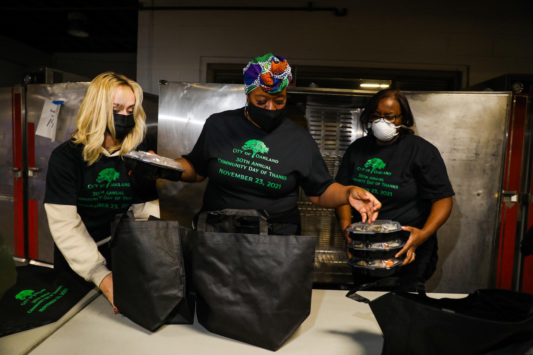 Oakland distributes Thanksgiving meals to people in need - Vimarsana News