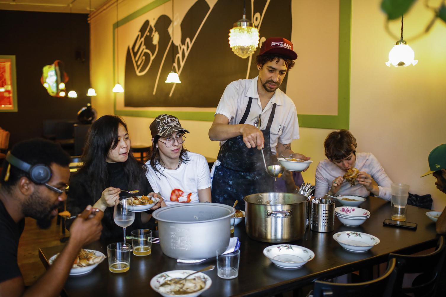 This Oakland restaurant faced no problems hiring during a nationwide staffing crisis. Here's why - Vimarsana News
