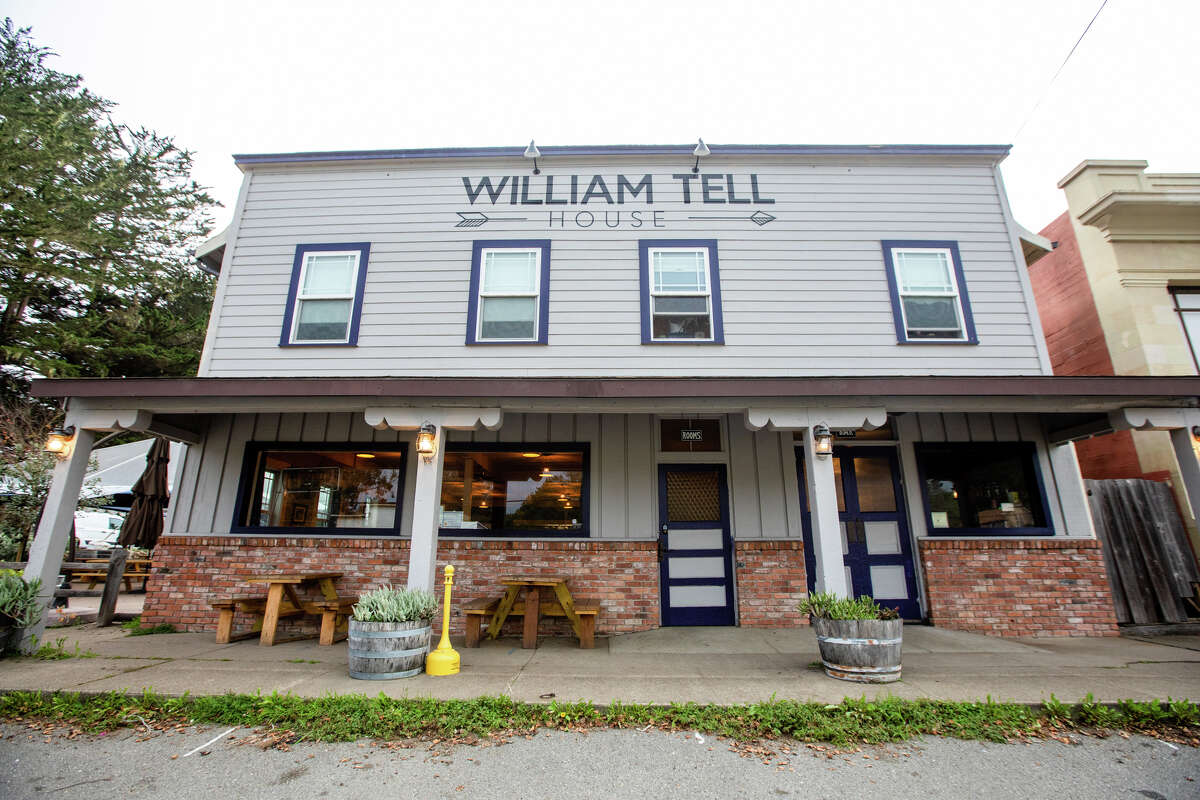 What’s the oldest Bay Area bar? These two bars both lay claim