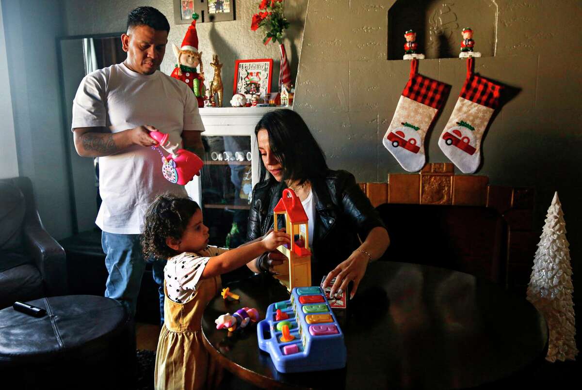 Maryuri Aceituno and her husband, Marvin, play with their daughter Arielena, 3, at their San Francisco home.
