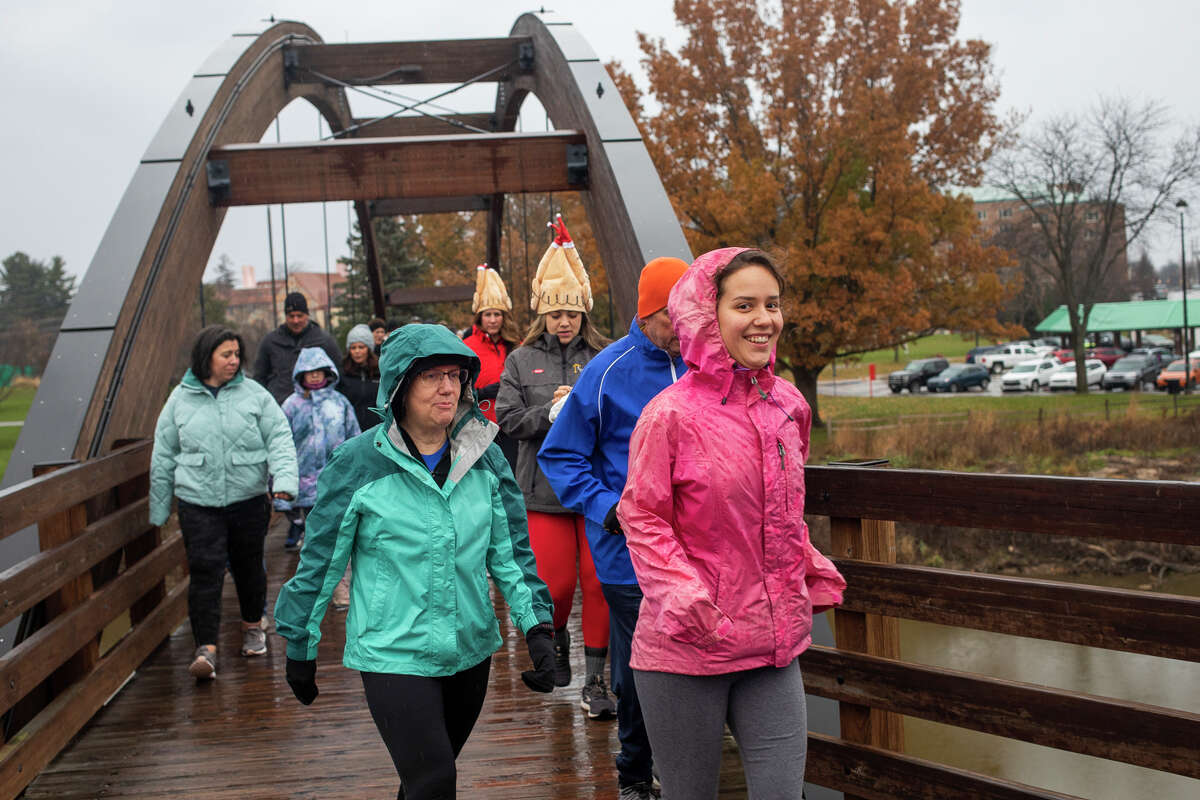Over 100 people gathered for the annual Thanksgiving Day Turkey Trot Thursday, Nov. 25, 2021 at the Tridge in downtown Midland. (Katy Kildee/Midland Daily News)