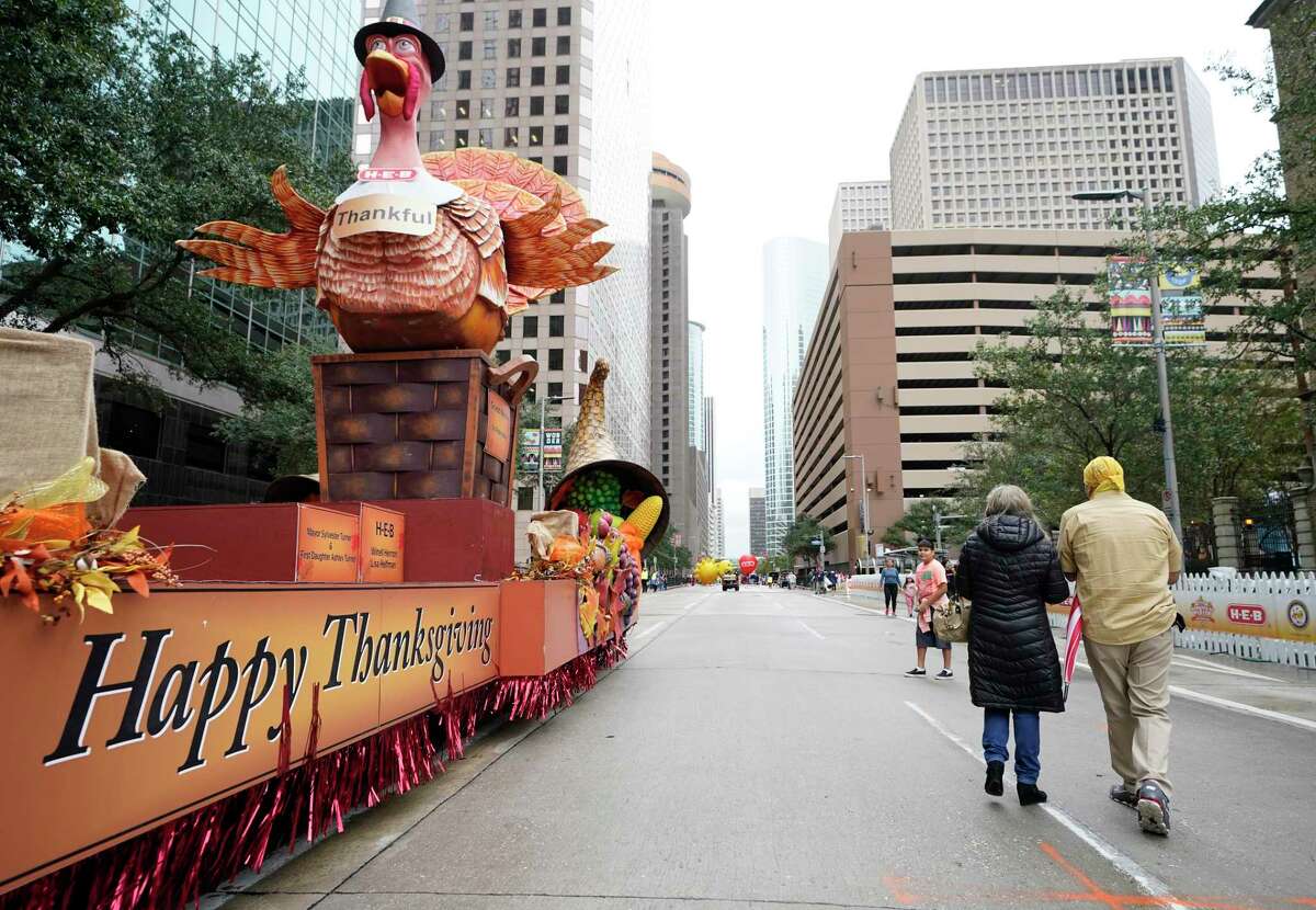 What roads will close for the H-E-B Thanksgiving Day Parade