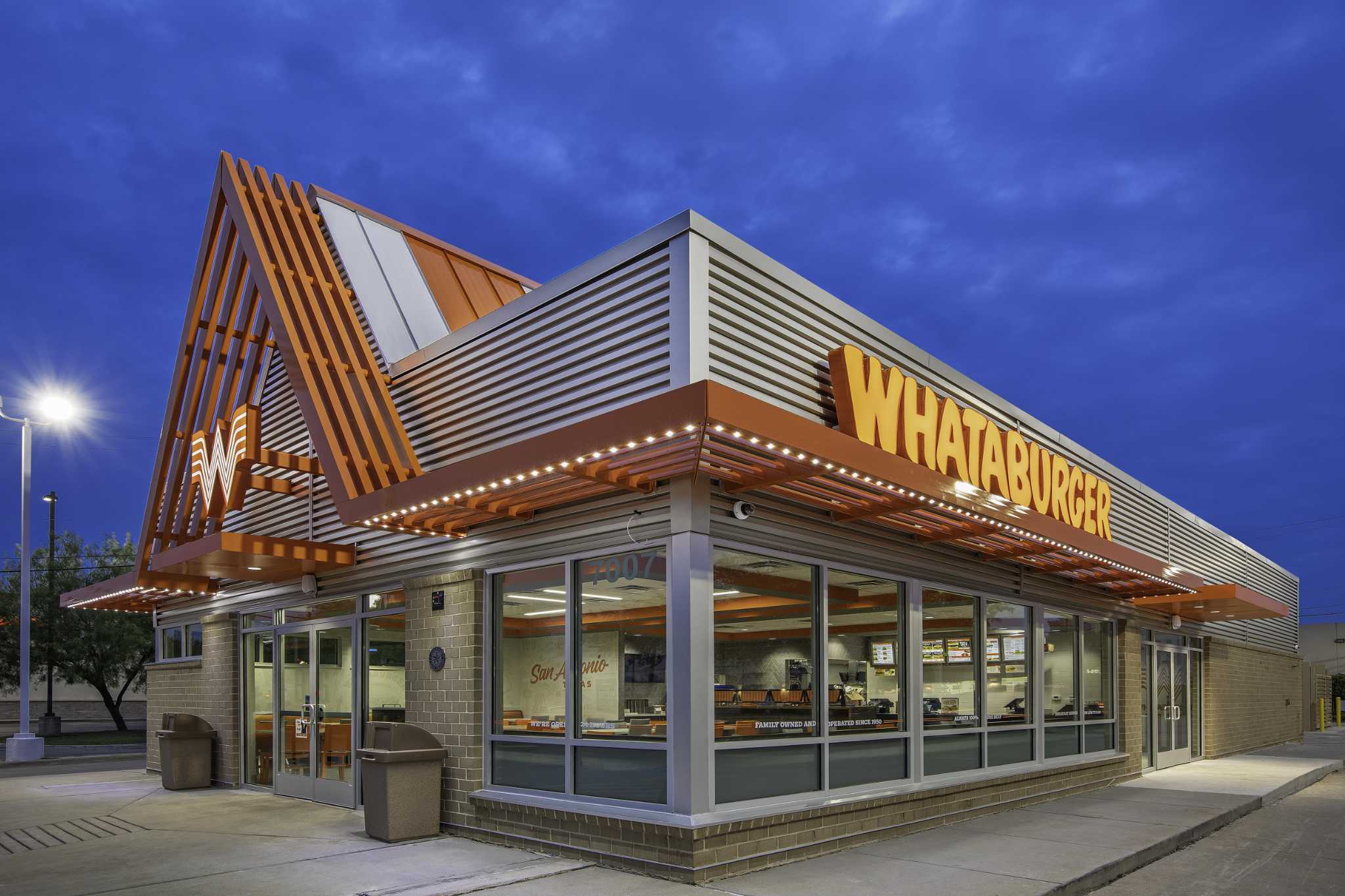 Patrick Mahomes' mother tries to take cover from tornado at fast food  restaurant