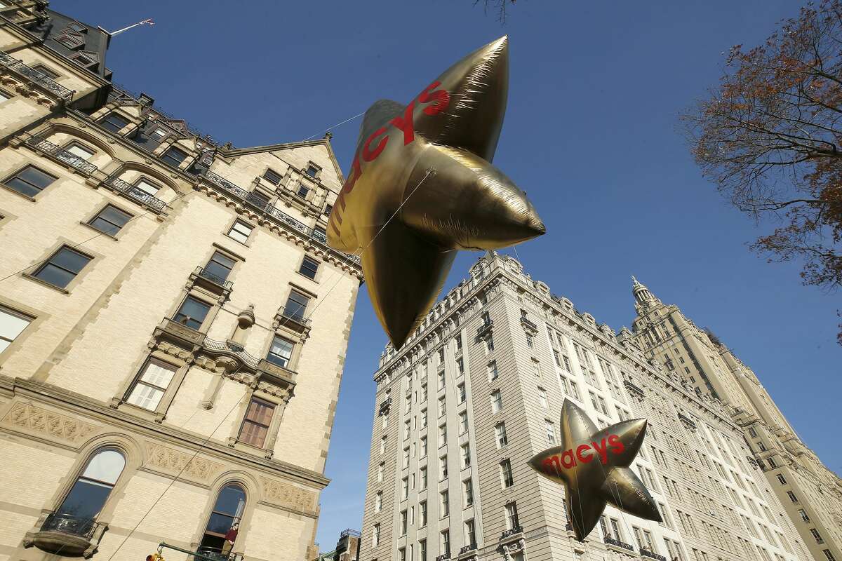 NEW YORK, NEW YORK - NOVEMBER 25: Macys snowflake balloons are seen during the 95th Macy's Thanksgiving Day Parade on November 25, 2021 in New York City. (Photo by John Lamparski/Getty Images)