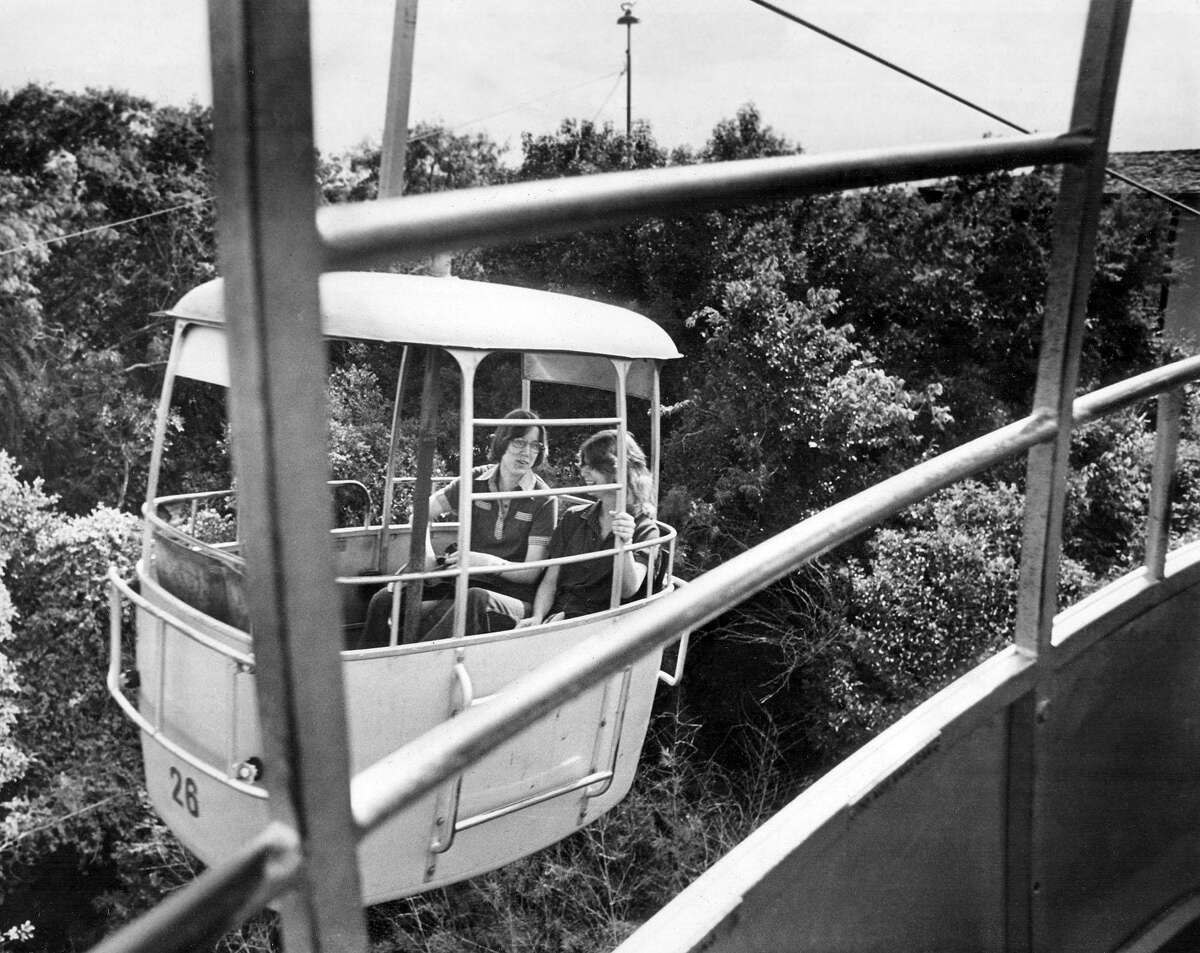 Le Brackenridge Park Sky Ride en septembre 1978. L'attraction bien-aimée près du zoo de San Antonio a ouvert ses portes en 1964 et a fermé en 1999.