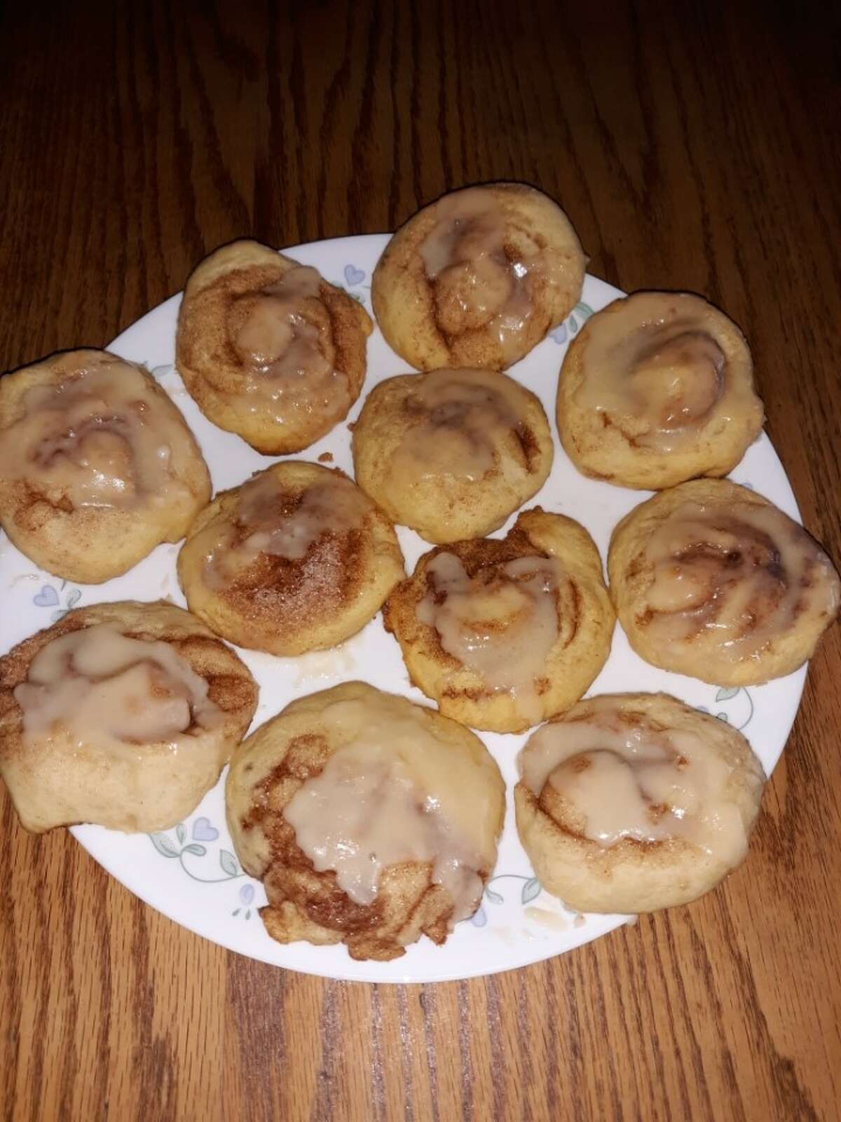 Lovina Eicher shares her recipe for cinnamon roll cookies in this week's Amish Kitchen.