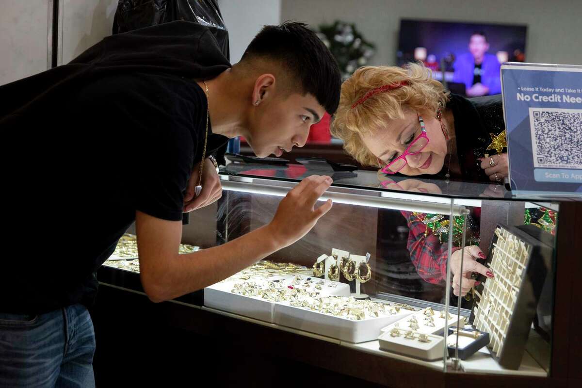 San Antonio shoppers flock to malls, stores for Black Friday