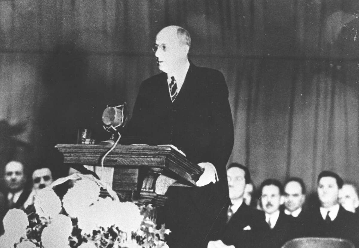 Homer Cummings, a longtime Stamford mayor and U.S. District Attorney, speaks at a Democratic rally at Stamford High School in 1936.