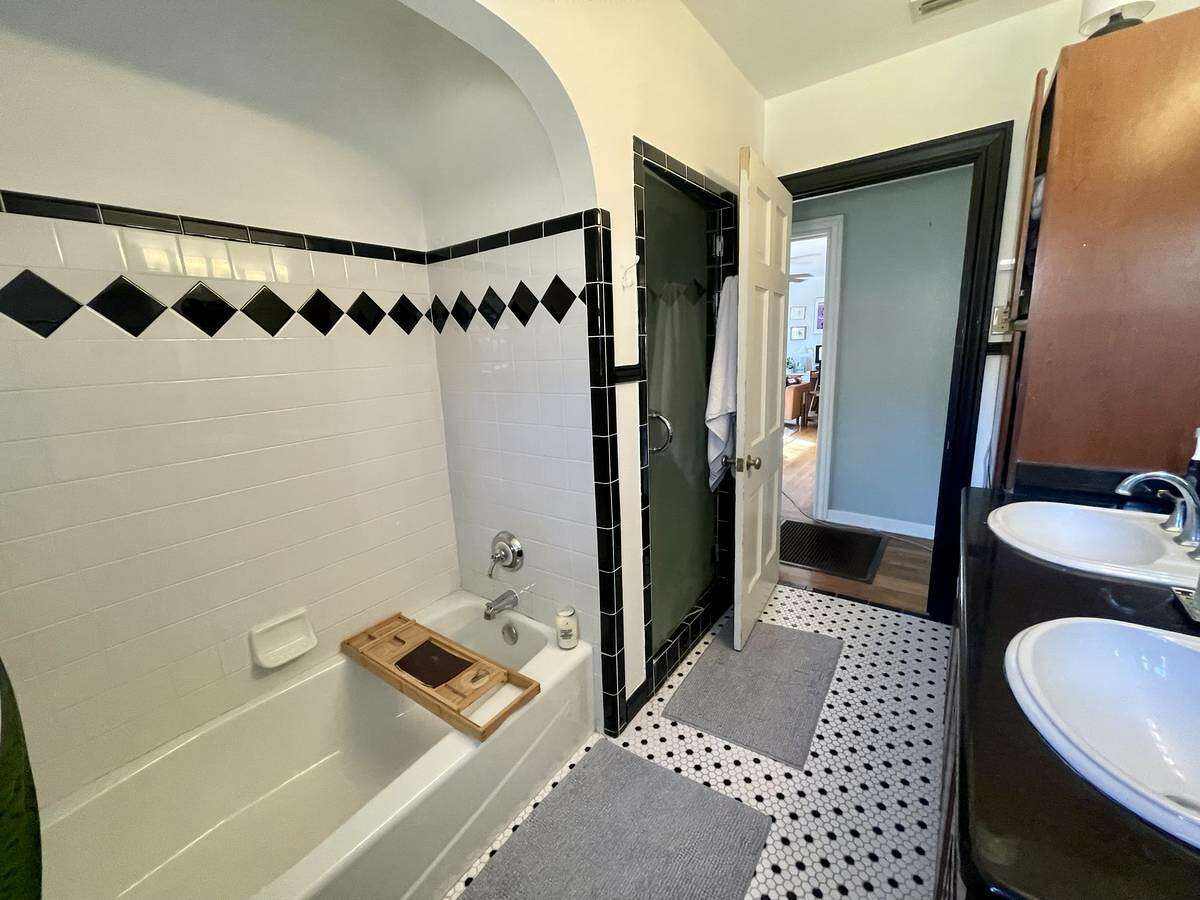 Theres something luxurious about a black and white tile bathroom.