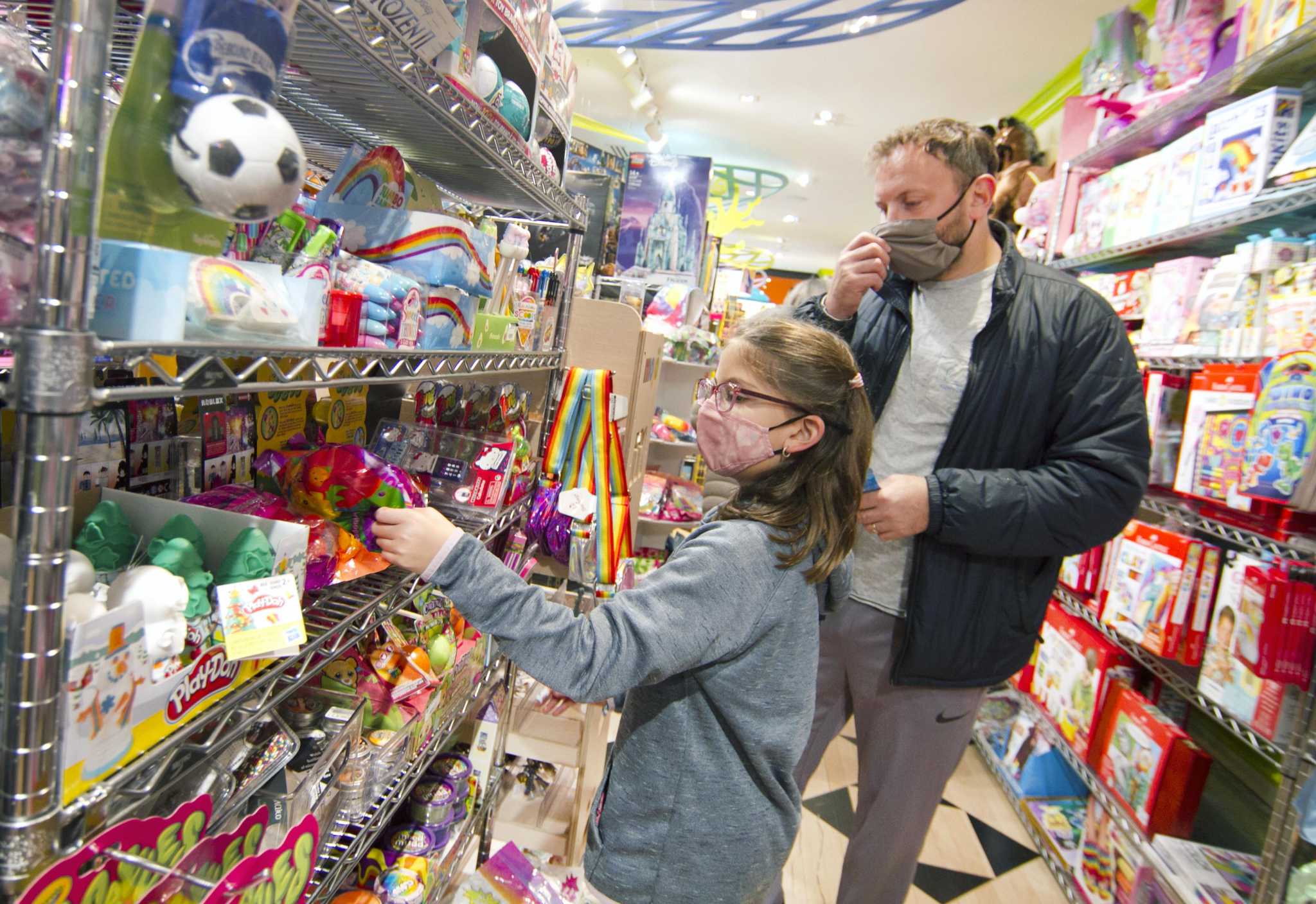 Greenwich shoppers venture out on Black Friday — but not necessarily for deals - Vimarsana News