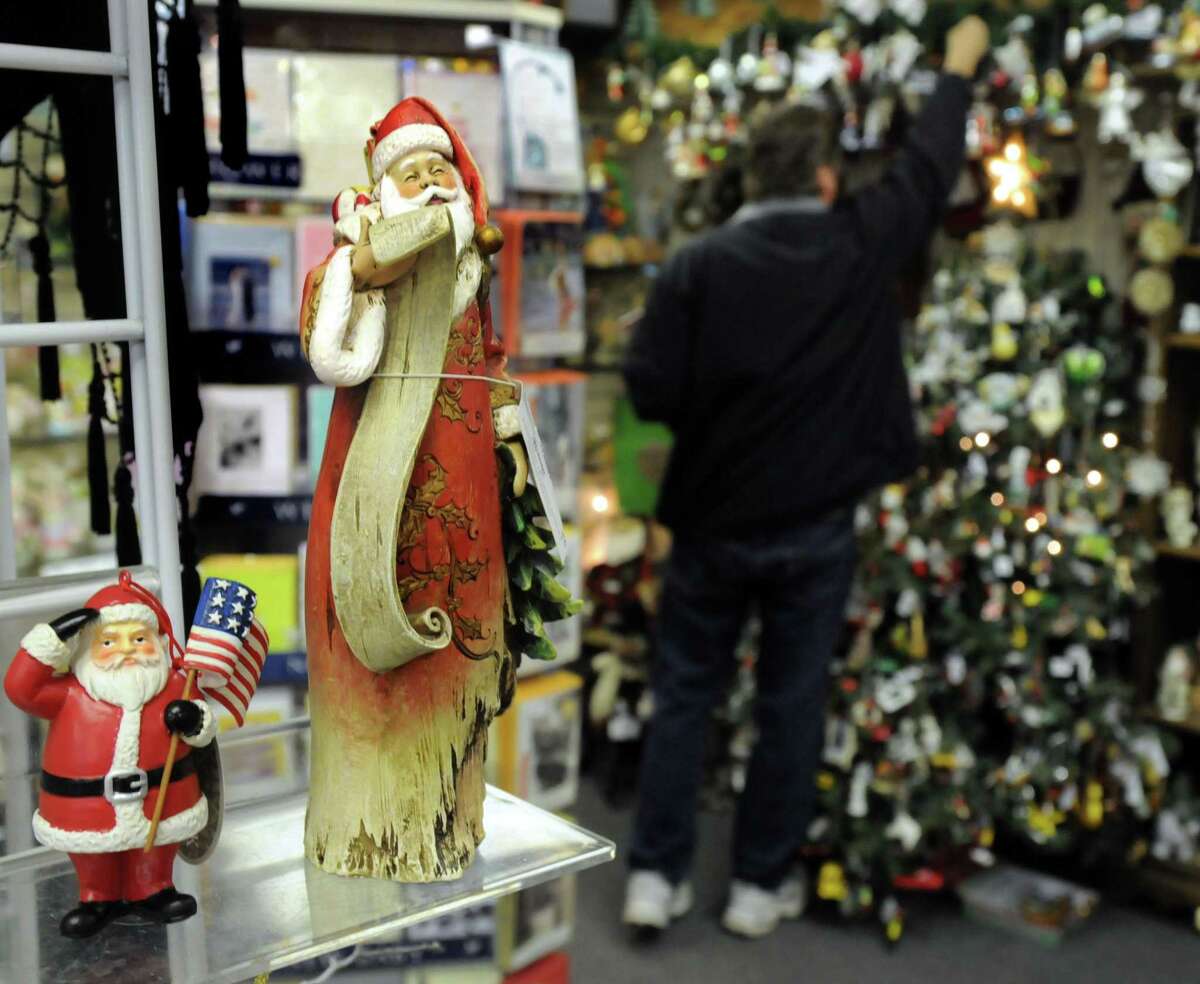 File photo of the Lamplight Stroll in Milford. Mara Lavitt/New Haven Register 12/08/12