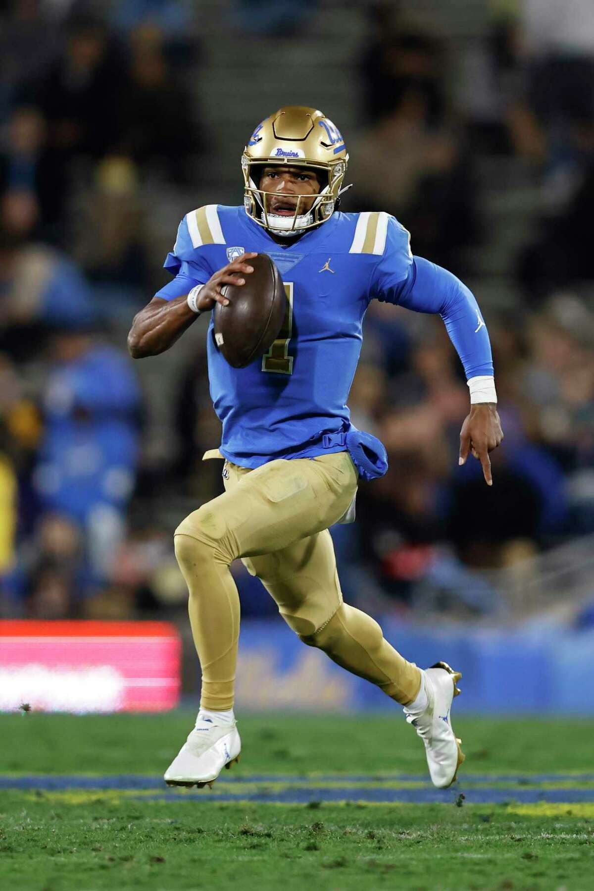 PASADENA, CALIFORNIA - NOVEMBER 27: Dorian Thompson-Robinson #1 of the UCLA Bruins runs against the California Golden Bears during the first half at Rose Bowl on November 27, 2021 in Pasadena, California. (Photo by Michael Owens/Getty Images)