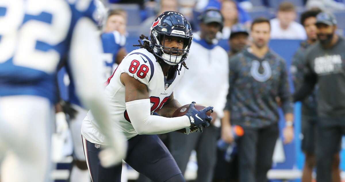 Houston Texans tight end Jordan Akins (88) runs the ball int the fourth quarter against the Indianapolis Colts at Lucas Oil Stadium in Indianapolis on Sunday, Oct. 17, 2021. Indianapolis Colts won the game 31-3.