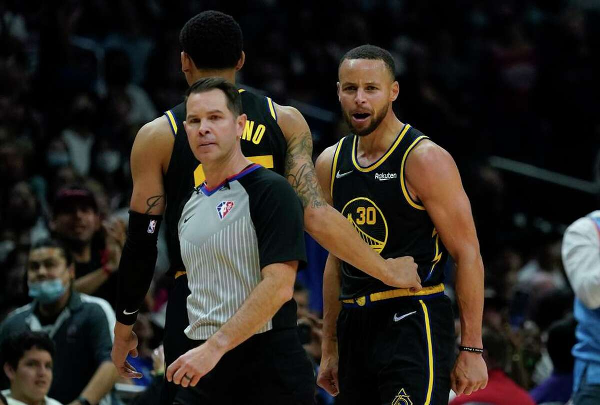 Juan Toscano-Anderson (back left) gets between an upset Stephen Curry and a referee after a disputed play.
