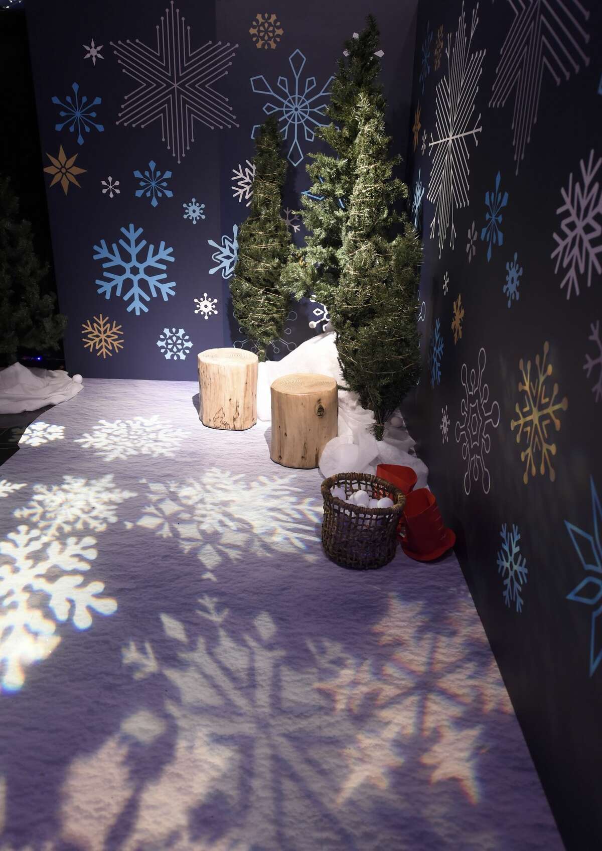 Mohegan Sun debuts new holiday espape room - CT Insider