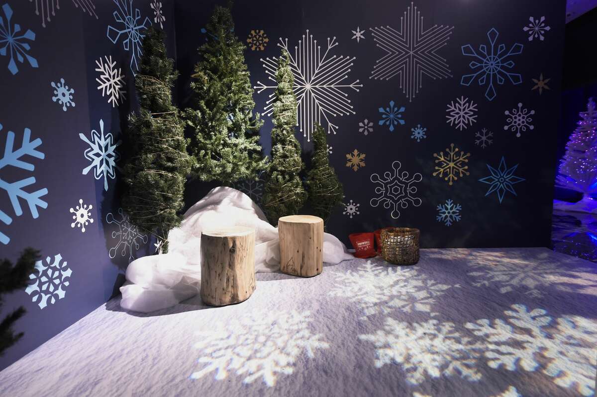 Mohegan Sun debuts new holiday espape room - CT Insider