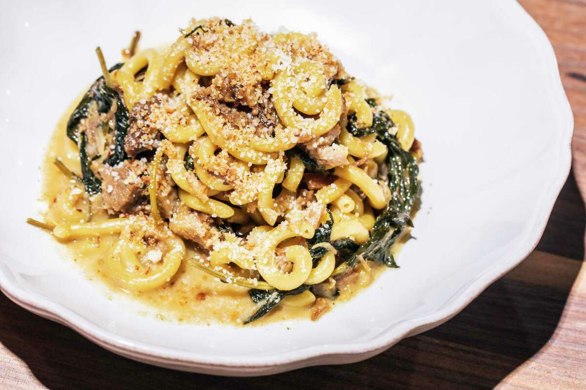 旧金山Sorella餐厅的茴香花粉意面配奶焖猪肉和spigarello。