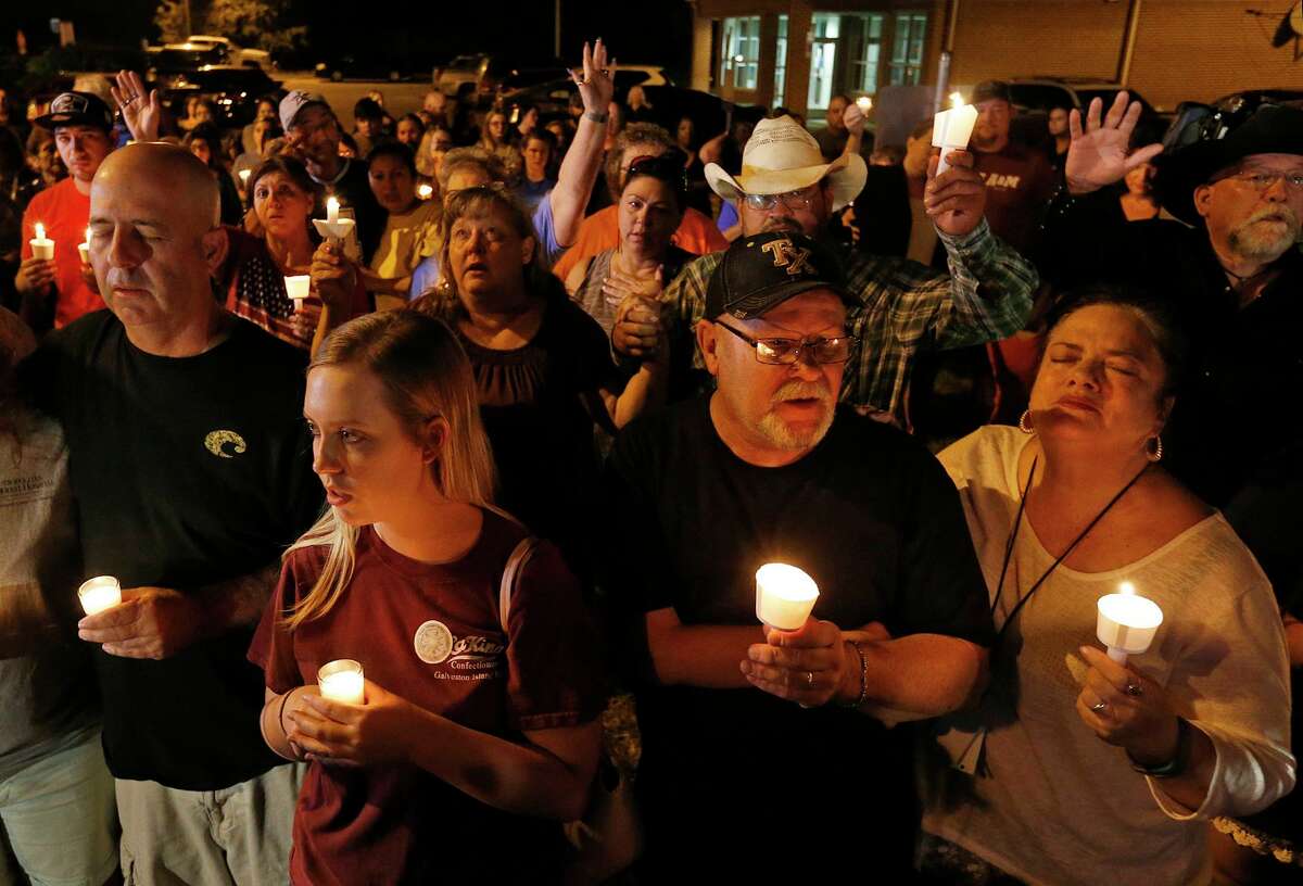 Des personnes assistent à une veillée aux chandelles pour la fusillade à la First Baptist Church de Sutherland Springs, Texas, le dimanche 5 novembre 2017. 