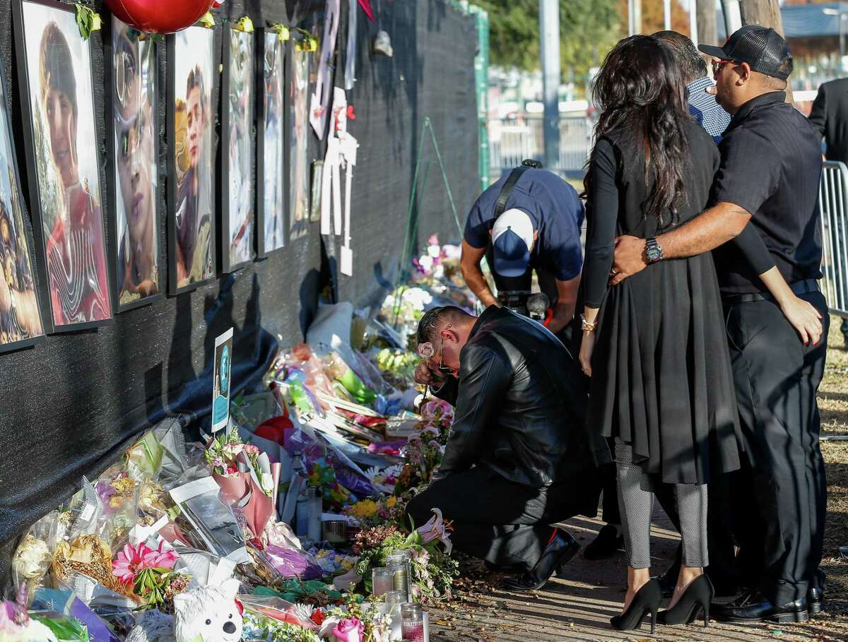 Family travels to NRG Park from Laredo to mourn Astroworld victim Rudy Peña(02)