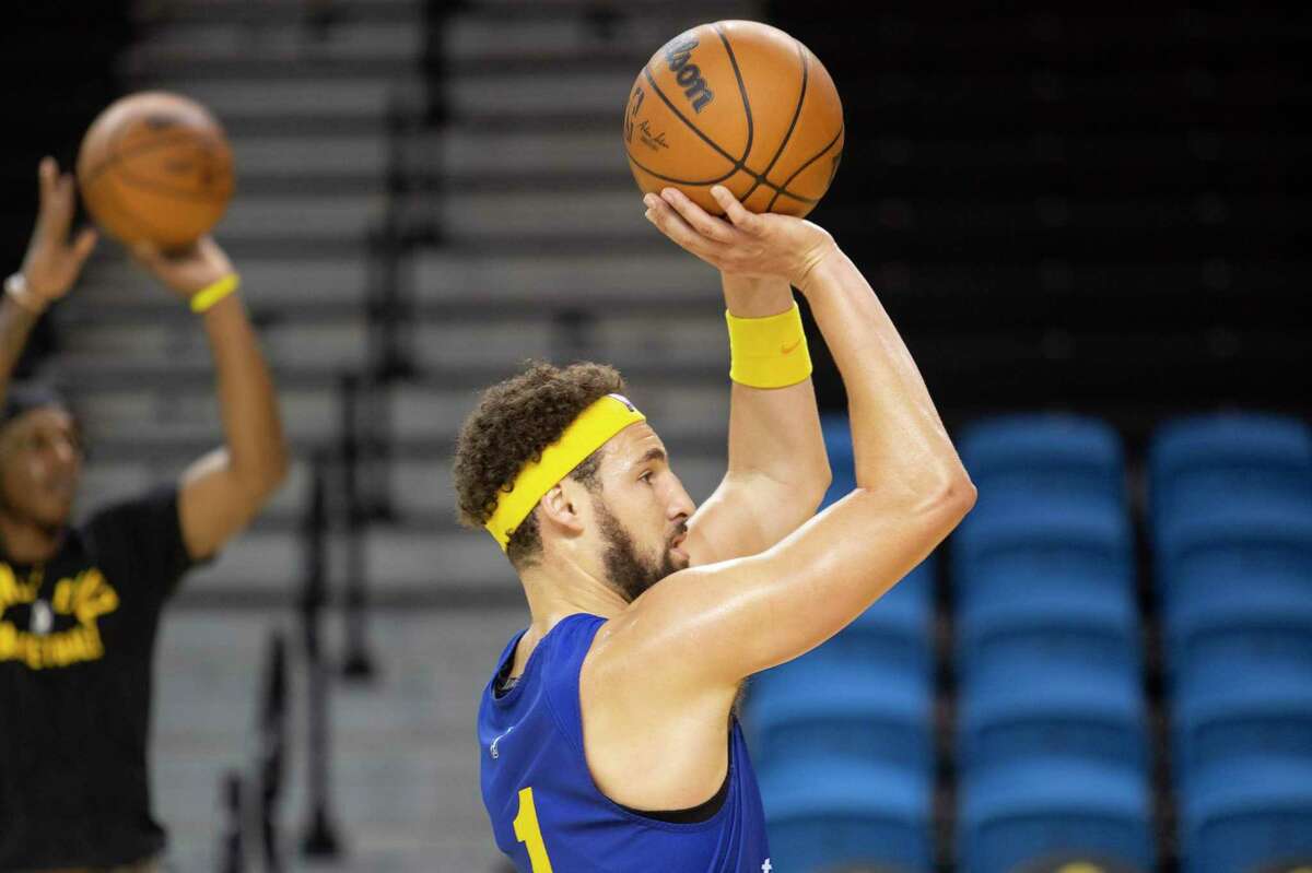 The Golden State Warriors' Klay Thompson practices at Kaiser Permanente Arena in Santa Cruz, California with the Warriors' G League affiliate Monday, 11/29, 2021.