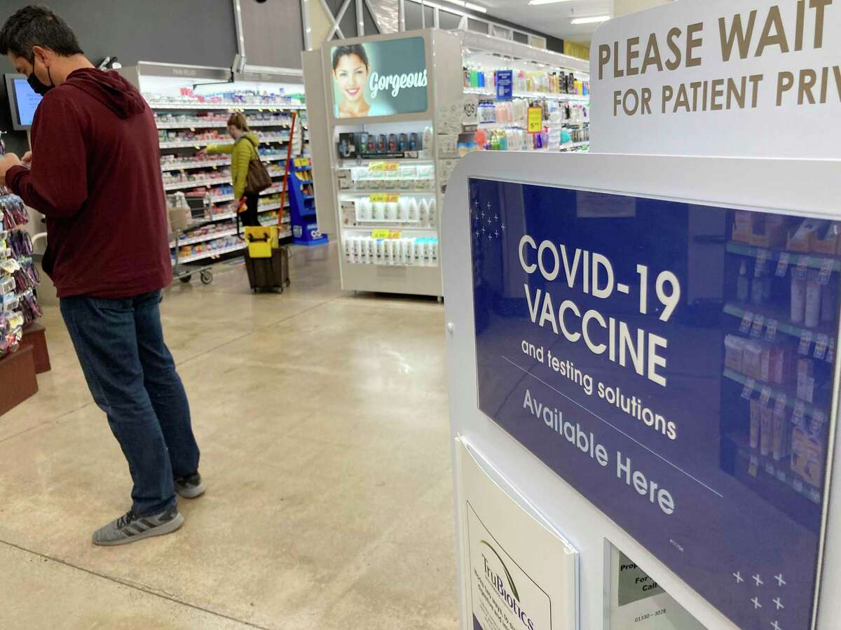 Una persona espera que la llamen para recibir la vacuna de refuerzo contra el COVID-19, el 3 de noviembre de 2021 afuera de una farmacia en Denver.