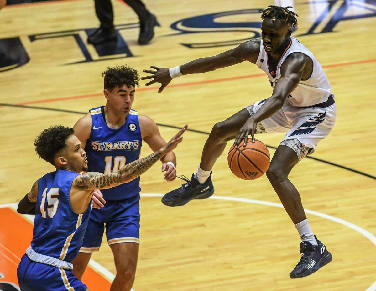UTSA’s Dhieu Deing, right, fight’s Kobe Magee (15) and Timmy Benavides (10) of St. Mary’s for the ball during college basketball action at the UTSA Convocation Center on Monday, Nov. 29, 2021.