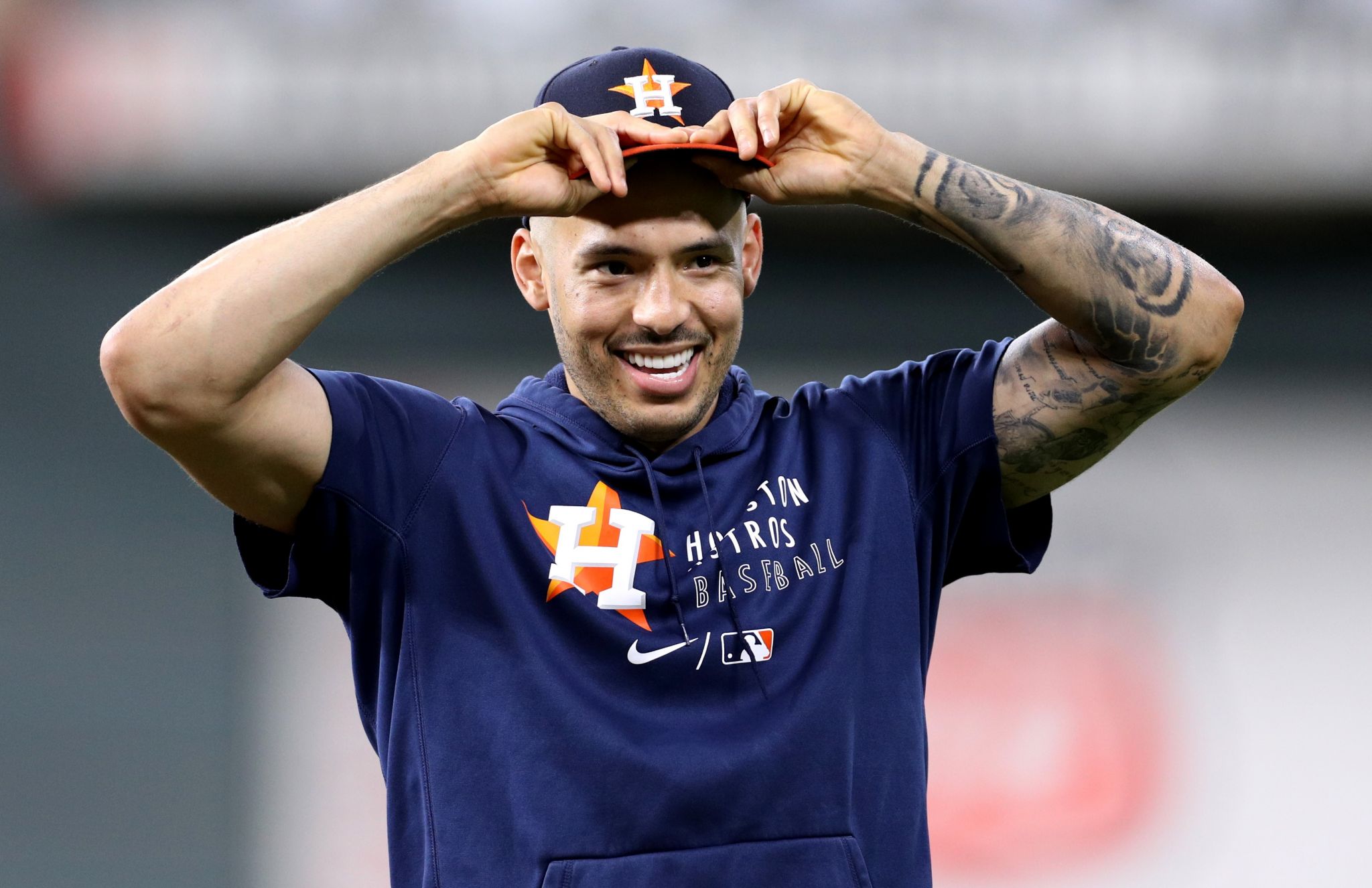 What teams are still in the running to sign Carlos Correa?