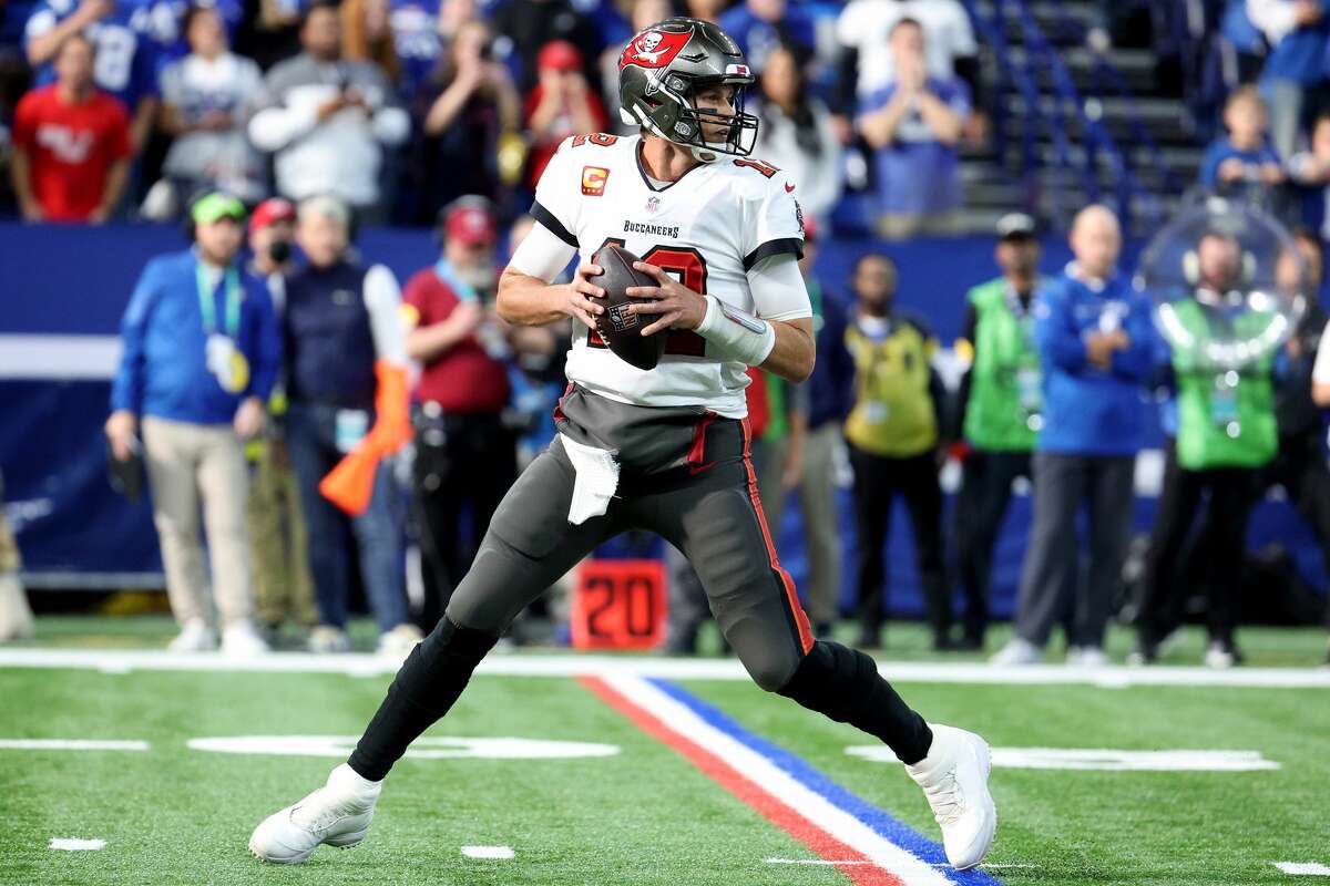 INDIANAPOLIS, INDIANA - NOVEMBER 28: Tom Brady #12 of the Tampa Bay Buccaneers looks for an open teammate in the first half of the game against the Indianapolis Colts at Lucas Oil Stadium on November 28, 2021 in Indianapolis, Indiana. (Photo by Andy Lyons/Getty Images)
