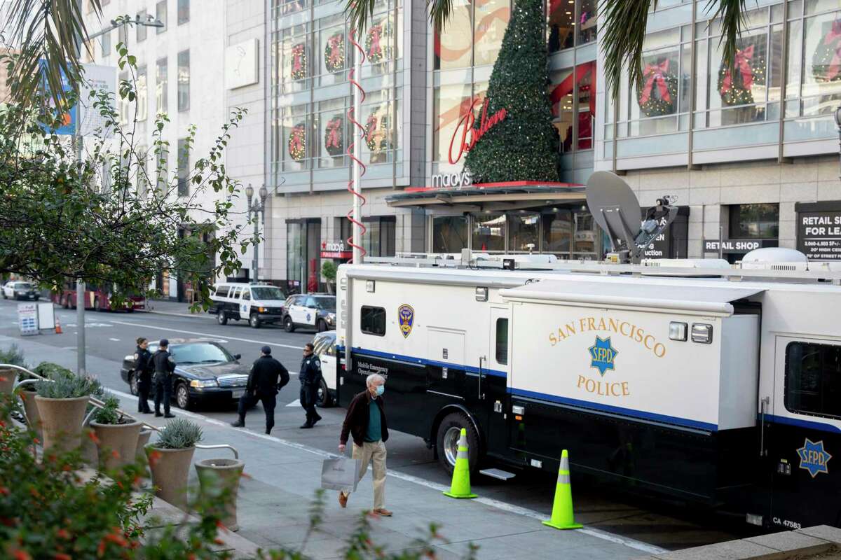 2021年11月26日，购物者在旧金山联合广场搜索黑色星期五优惠时，旧金山警察指挥中心位于梅西百货外。