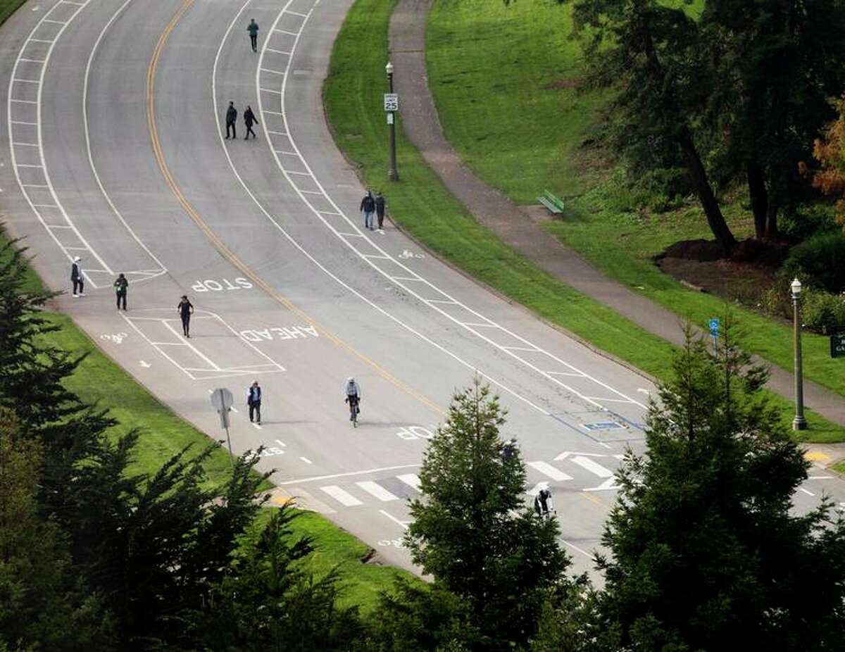 行人和骑自行车的人在旧金山金门公园内共享无车的约翰·f·肯尼迪大道。