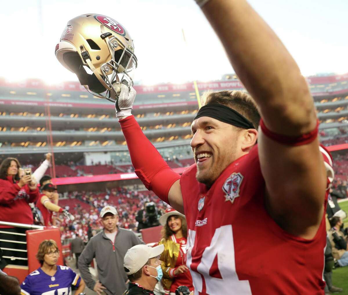 San Francisco 49ers fullback Kyle Juszczyk (44) catches the ball against  the Denver Broncos of an NFL football game Sunday, Sep 25, 2022, in Denver.  (AP Photo/Bart Young Stock Photo - Alamy