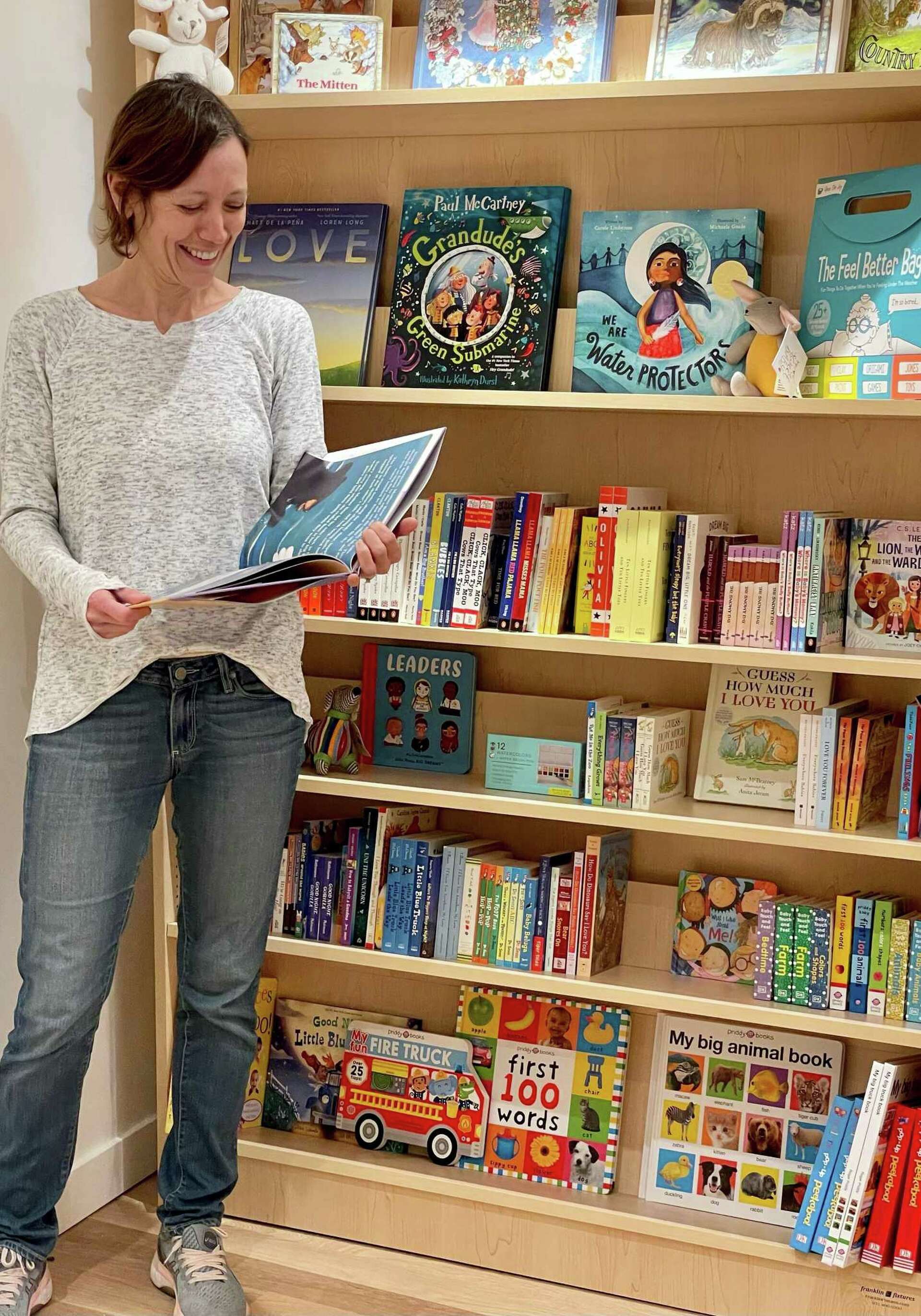 A Greenwich family shared books during the pandemic. Now they are opening  an independent bookstore.