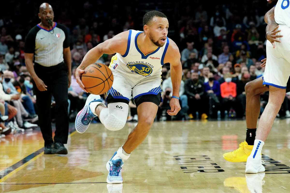 Golden State Warriors guard Stephen Curry (30) against the Phoenix Suns during the first half of an NBA basketball game, Tuesday, Nov. 30, 2021, in Phoenix. (AP Photo/Matt York)