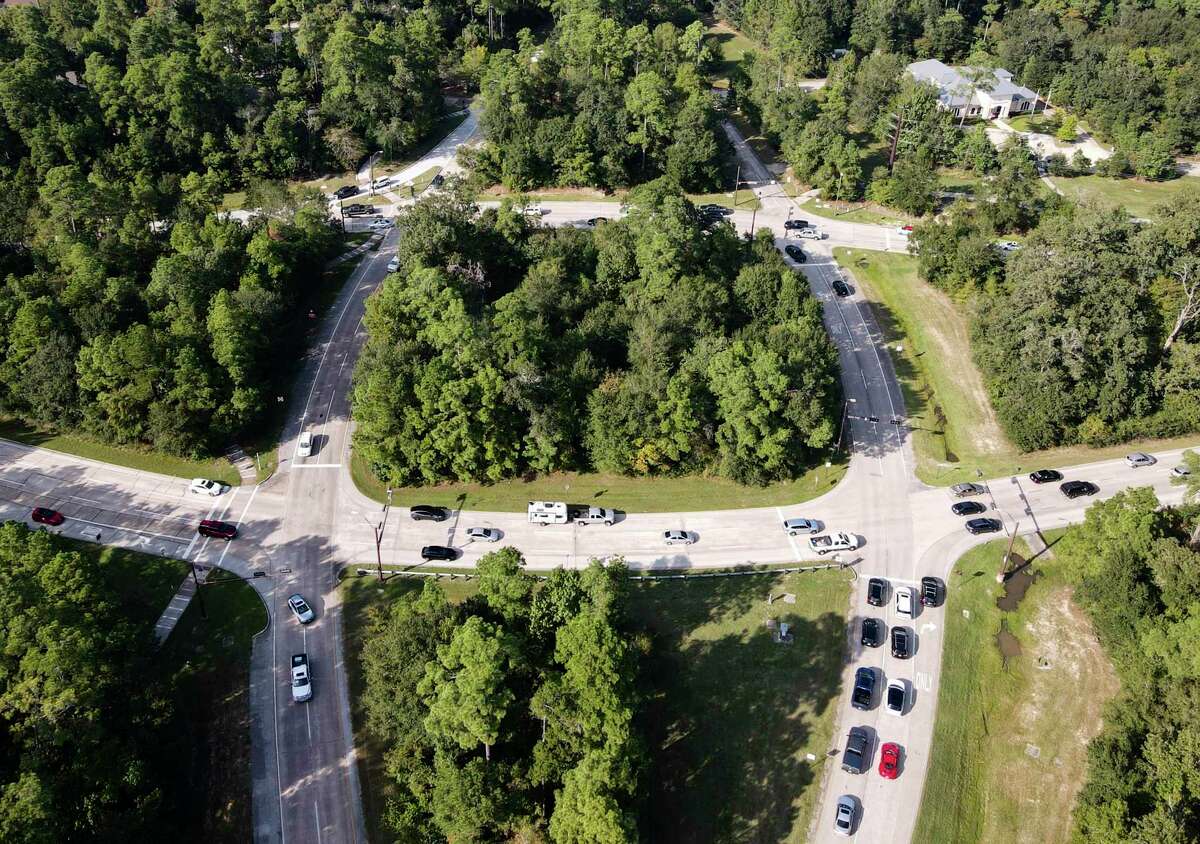 Vehicles pass through the intersection at Grogan’s Mill Drive and Research Forest Drive during late afternoon rush hour, Friday, Oct. 22, 2021, in The Woodlands.