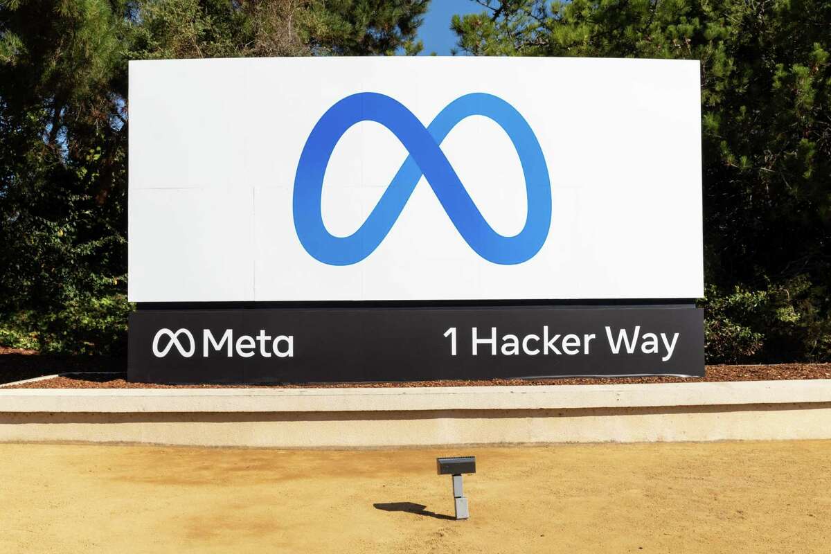 Facebook于2021年10月28日在加州门洛帕克的总部推出了新的公司品牌Meta。
