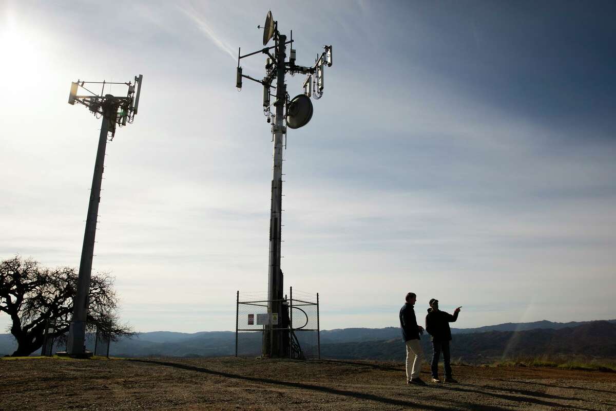 A cell tower in Asti (Sonoma County) is equipped with a 360-degree camera that scans for forest fires. It is made by Pano AI, a San Francisco startup that installs the cameras on mountaintops for early detection of fires.