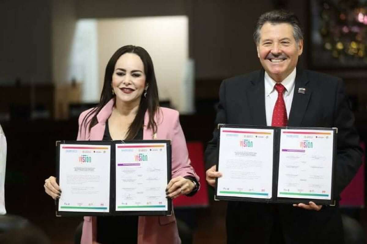 Nuevo Laredo Mayor Carmen Lilia Canturosas and Laredo Mayor Pete Saenz