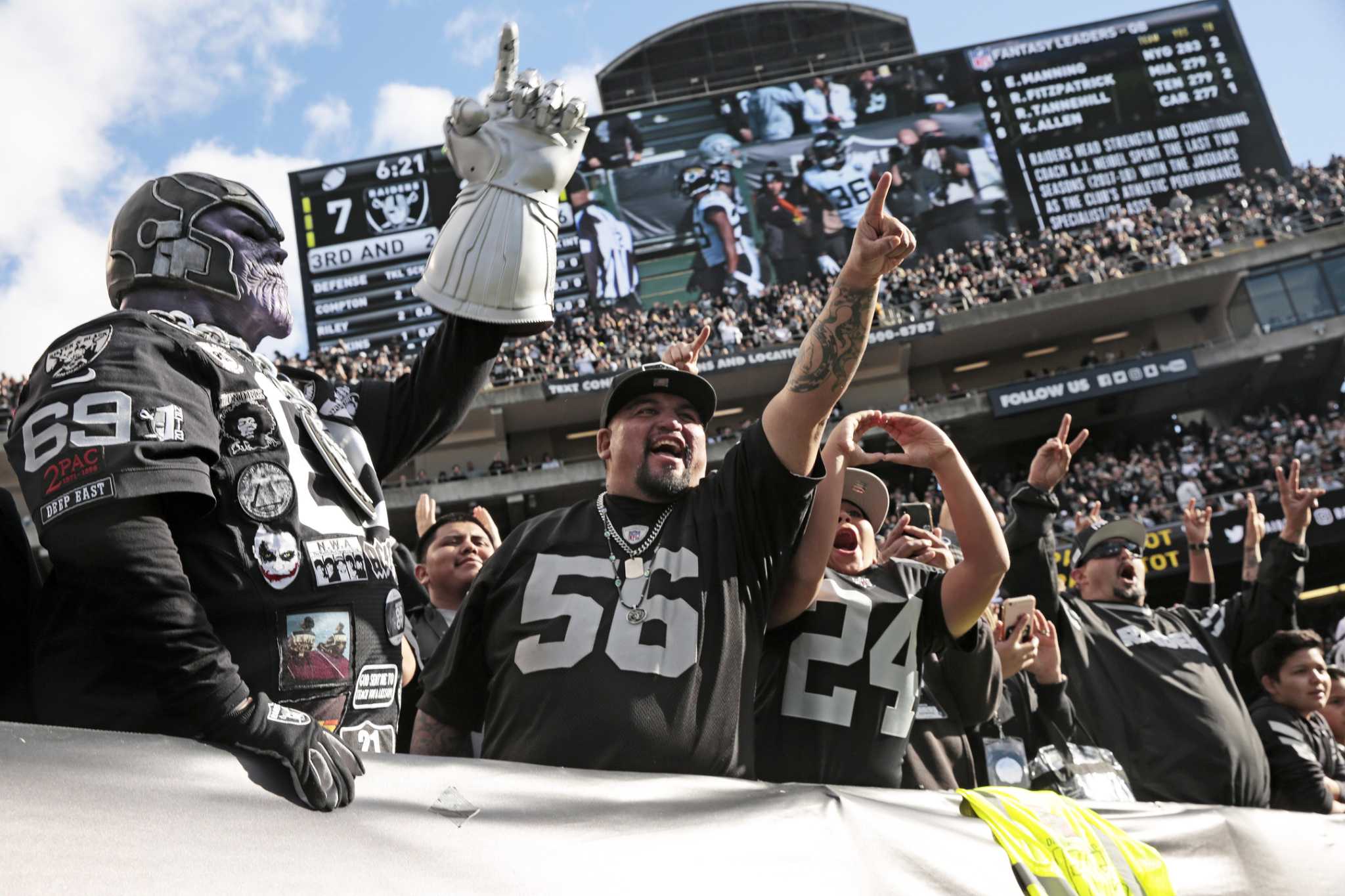 Oakland, California, USA. 19th Nov, 1995. Oakland Raiders vs